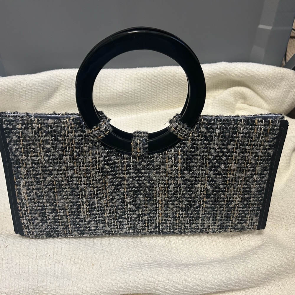 Cute retro looking navy and cream colored handbag - Picture 2 of 2